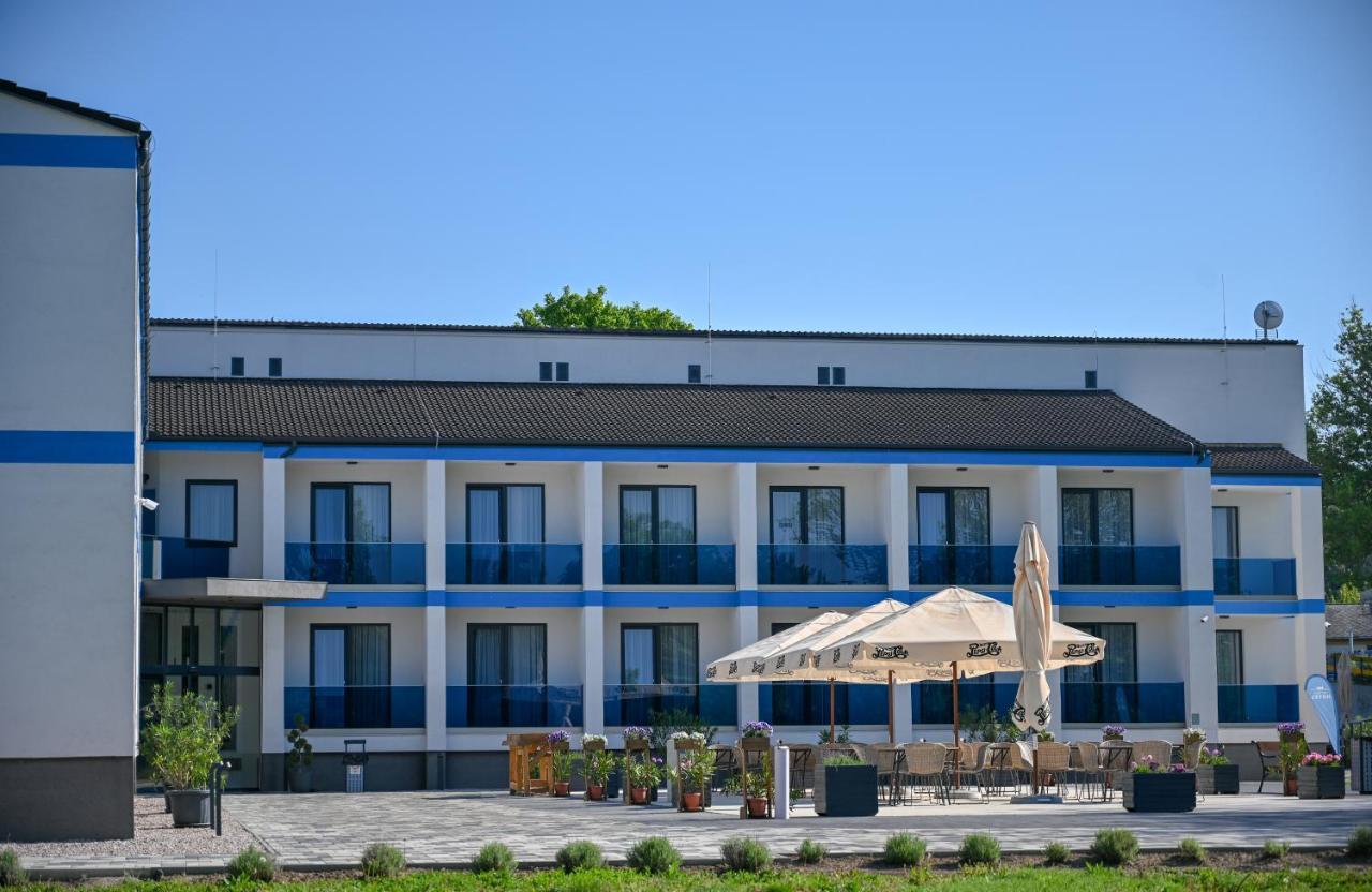 Nn Boutique Hotel Tiszaujvaros Exterior foto