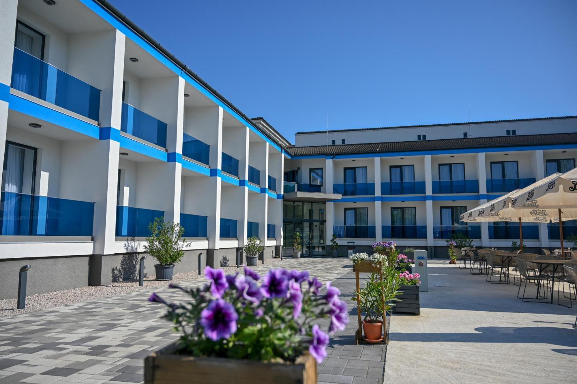 Nn Boutique Hotel Tiszaujvaros Exterior foto